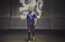 开云体育下载-米切尔硬仗之王本色尽显，湖人力克上海队展冠军底蕴