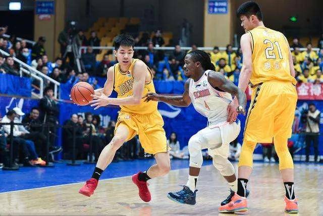 主教练沉稳指挥，率队取得胜利