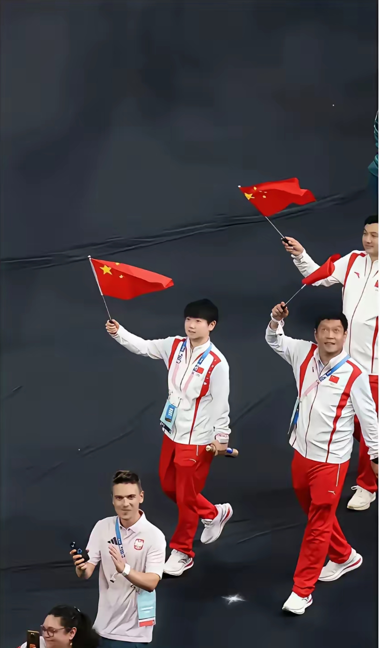 包含比赛现场气氛热烈，选手斗志昂扬的词条