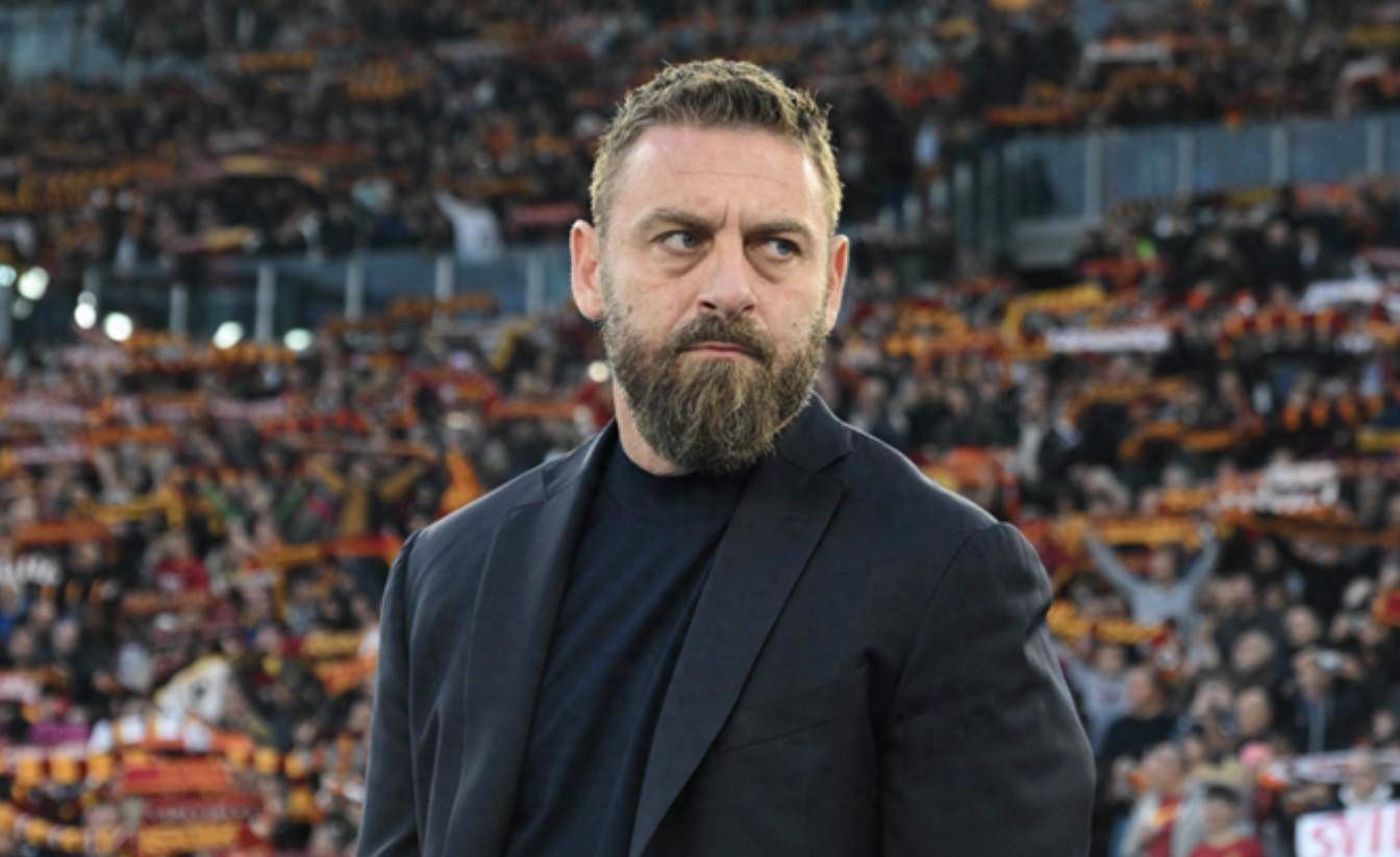 关于罗马老将德罗西考虑退役：球迷为其送别的信息