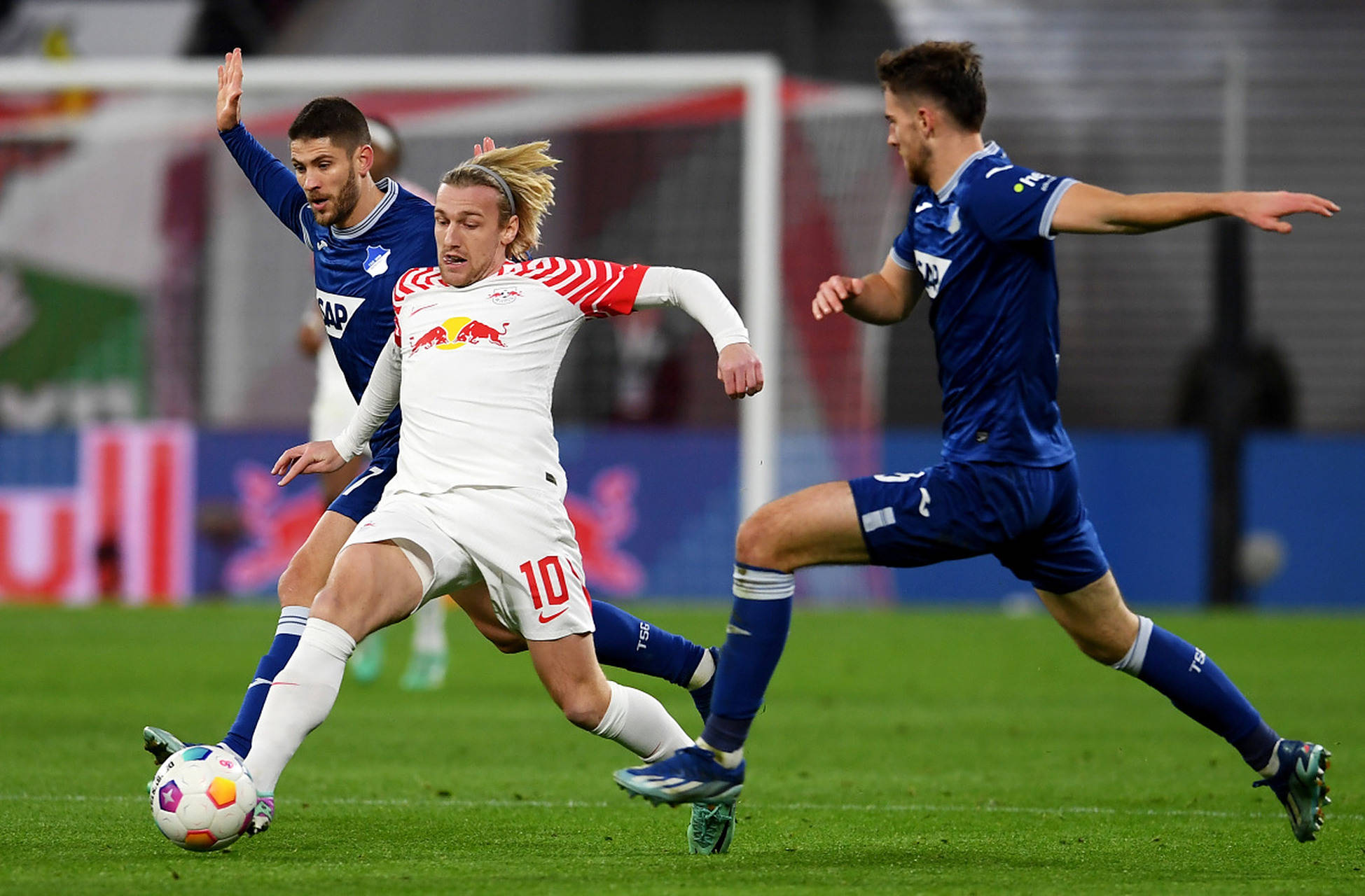 汉堡客场挑战莱比锡,豪取关键胜利 汉堡客场挑战莱比锡,豪取关键胜利