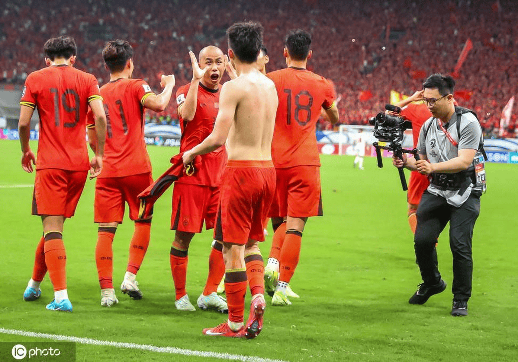 包含紧张欧预赛战况一览，国足意气风发欲勇取胜的词条