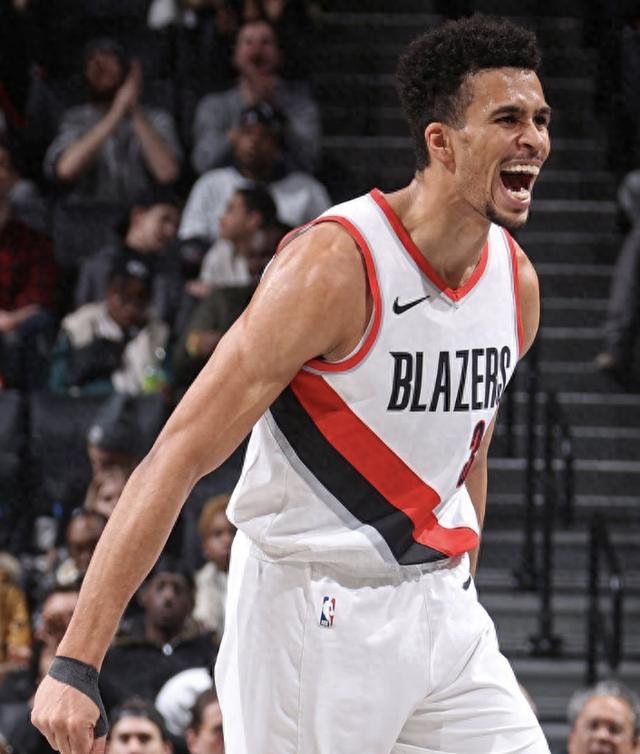 人击败篮网，西蒙斯大号三双