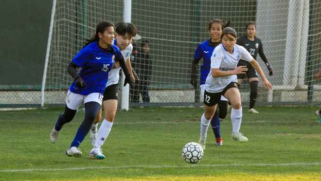 柬埔寨女足队员参加慈善活动