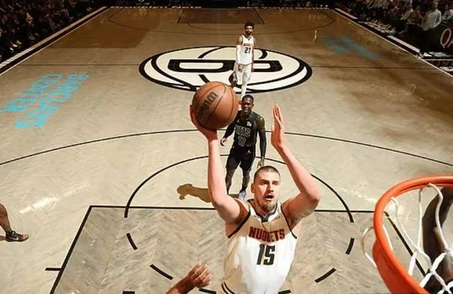 球星们的精彩表现引发广泛讨论和关注