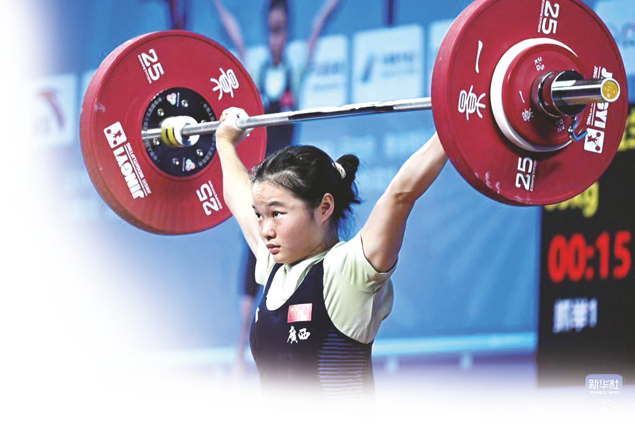泰国选手赢得女子举重比赛金牌