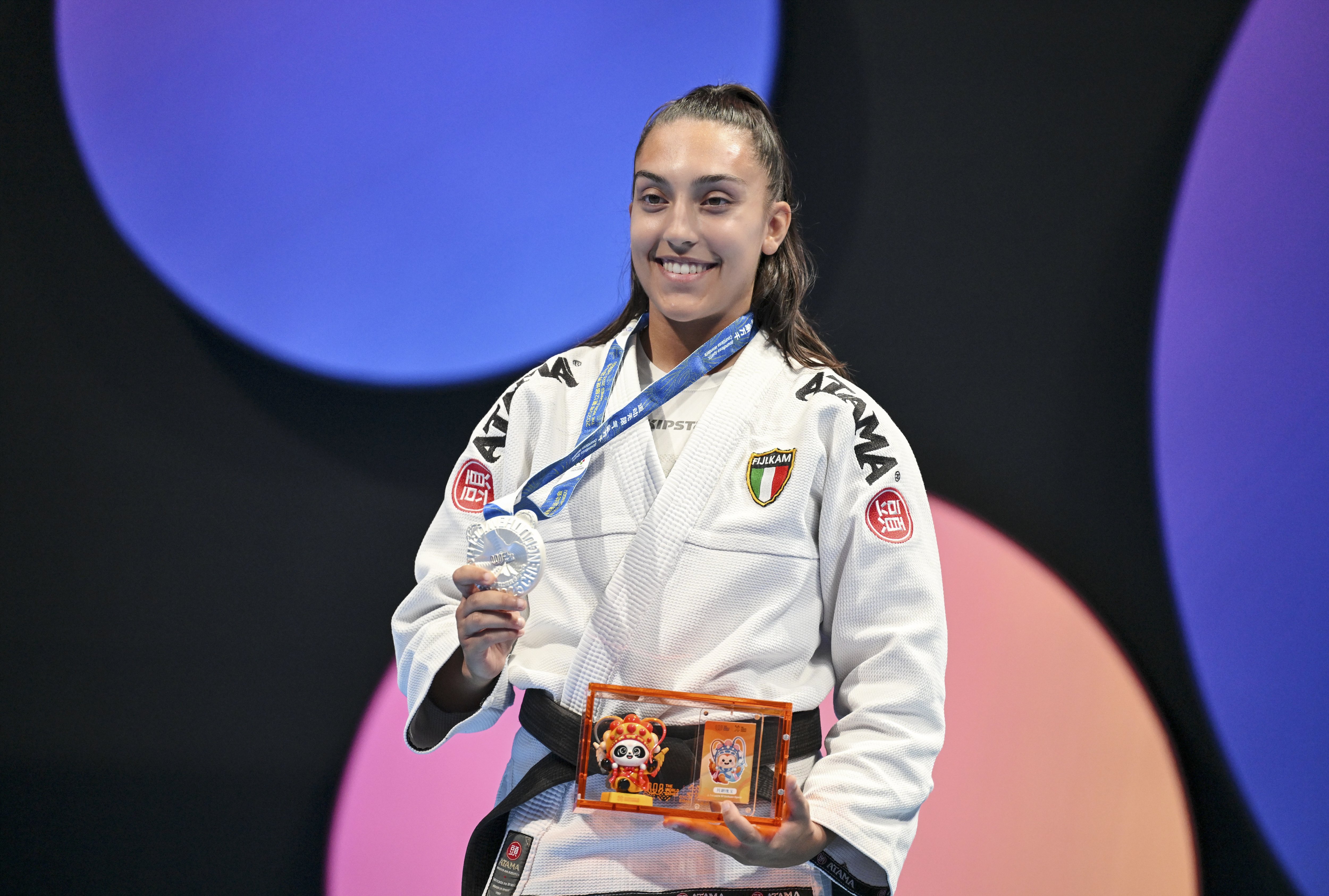 泰国选手赢得女子举重比赛金牌