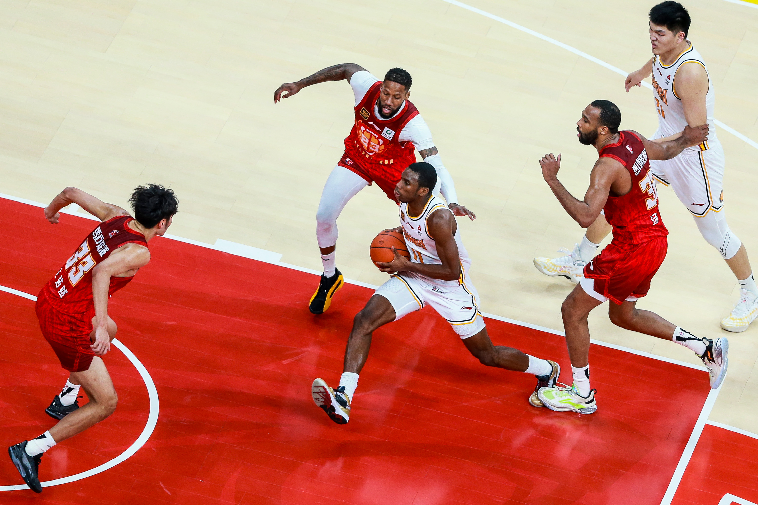 球迷狂欢:球队在主场击败劲敌士气大振的简单介绍 球迷狂欢:球队在主场击败劲敌士气大振的简单介绍