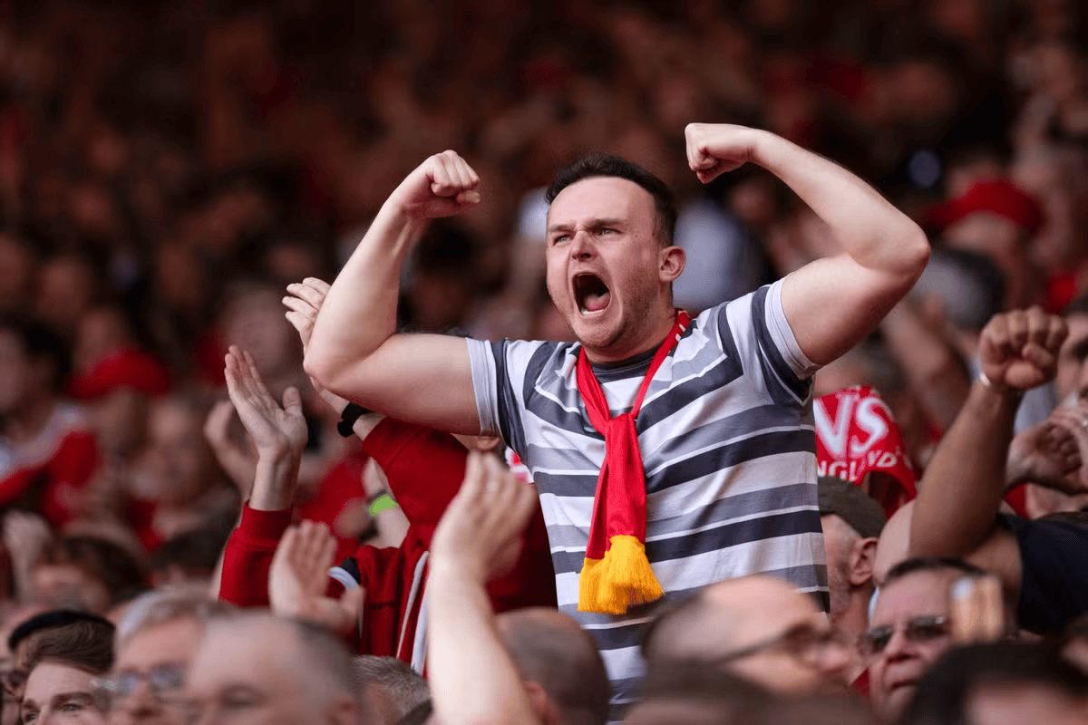 球迷狂欢:球队在主场击败劲敌士气大振的简单介绍 球迷狂欢:球队在主场击败劲敌士气大振的简单介绍