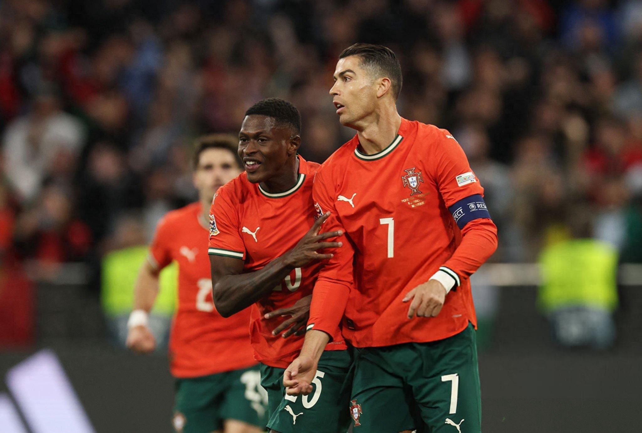 包含巴黎完胜葡萄牙,阿拉巴一己之力扛起全队的词条 包含巴黎完胜葡萄牙,阿拉巴一己之力扛起全队的词条