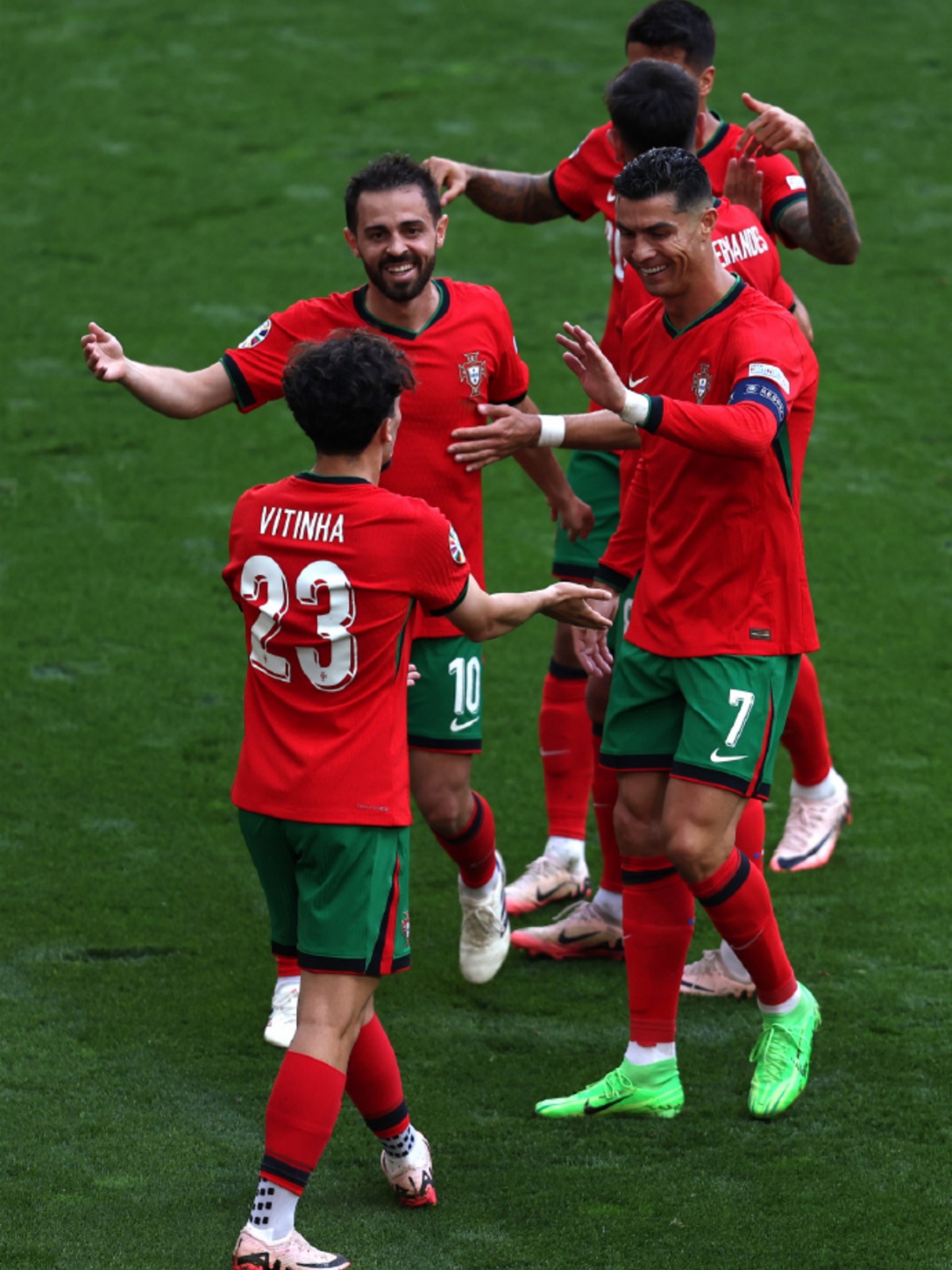 包含法国队险胜葡萄牙队，梁靖崑带队取胜的词条