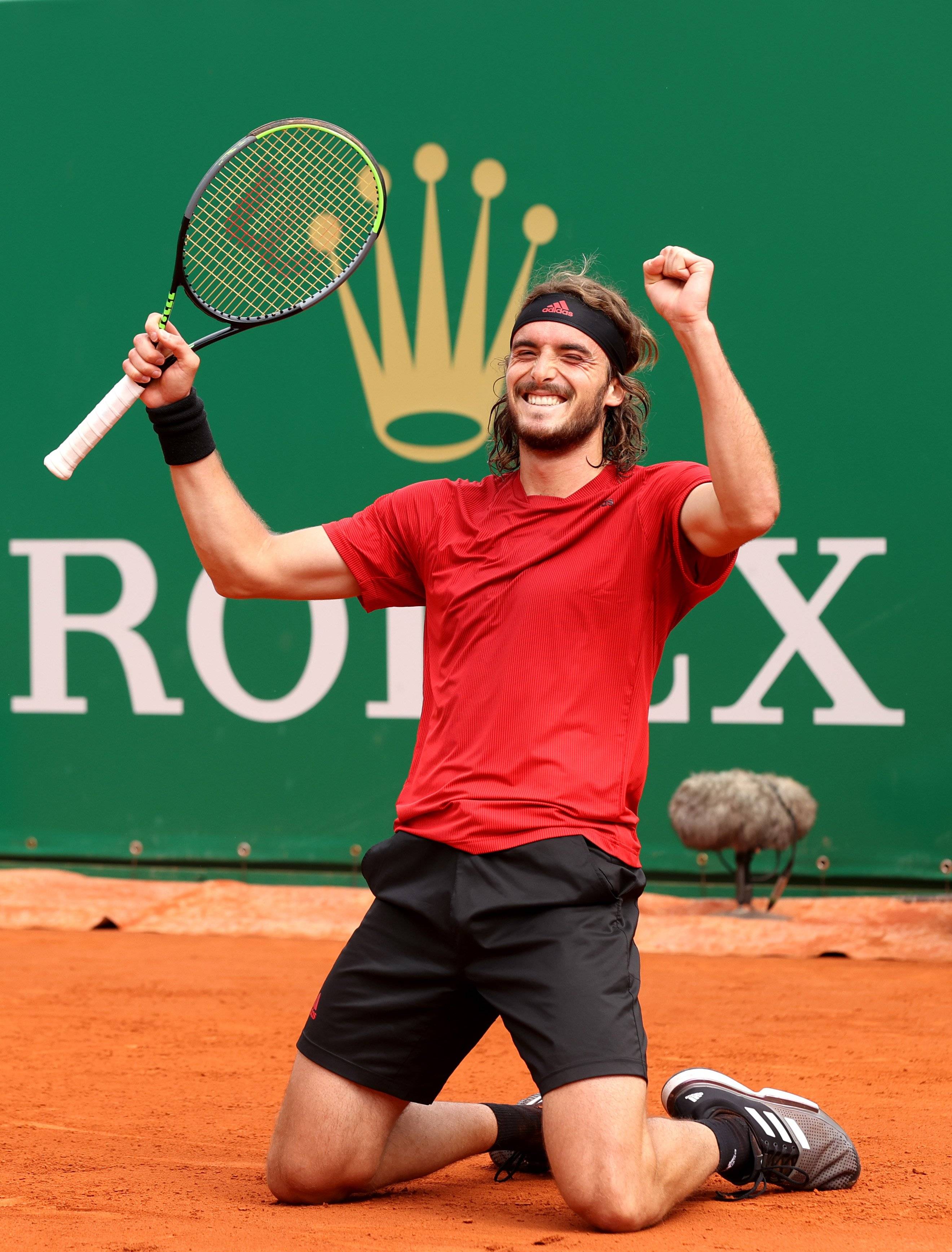 包含世界网球队轻取美国网球队，西西帕斯一己之力扛起全队的词条