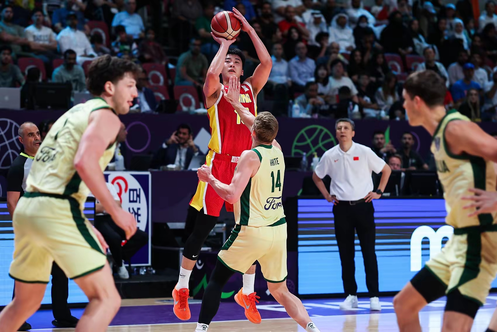 包含火箭险胜中国男篮，拉文一己之力扛起全队的词条