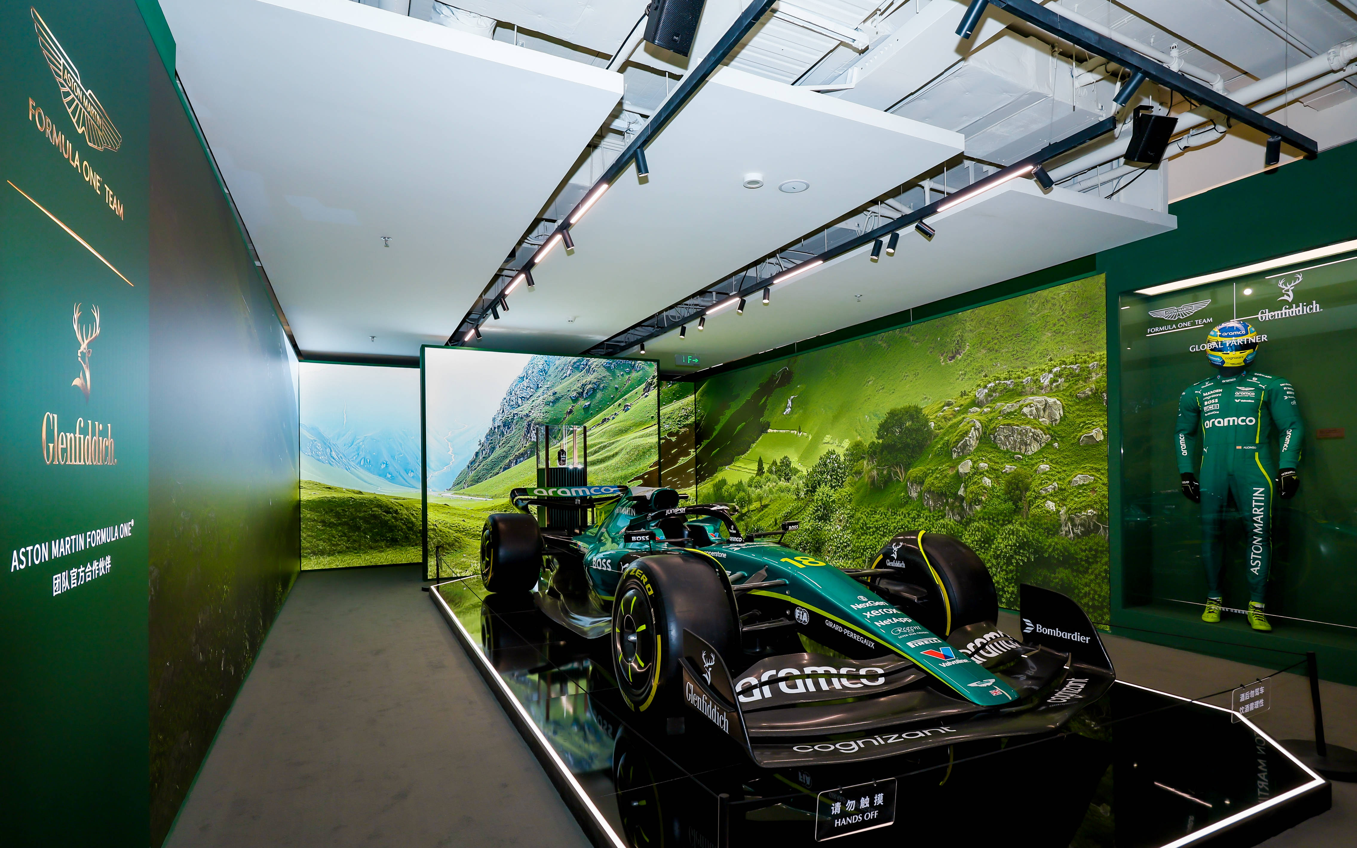 阿斯顿马丁鏖战红牛车队，塞恩斯关键制胜的简单介绍