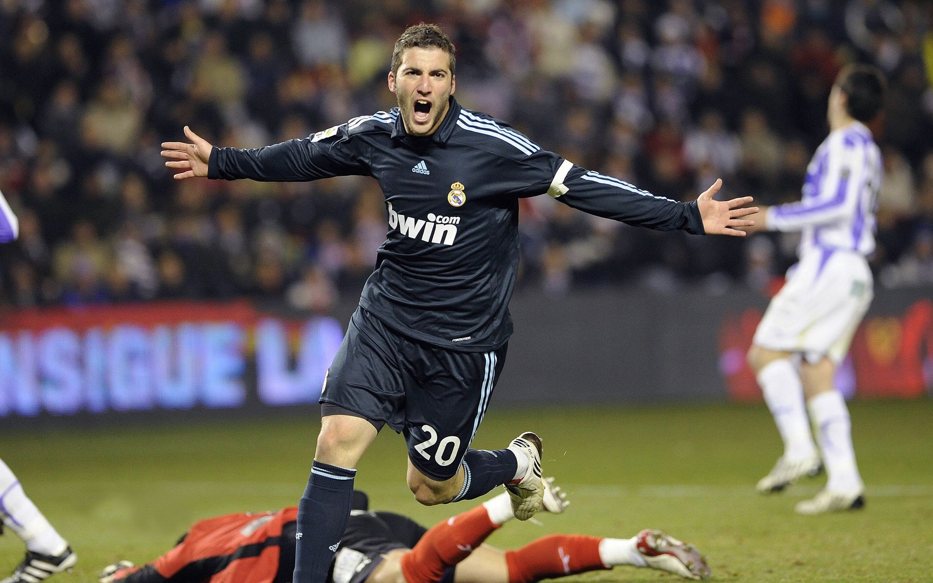 三笘薰数据全面爆炸，里昂防守锁死皇家社会，一场战术博弈的现代足球范本